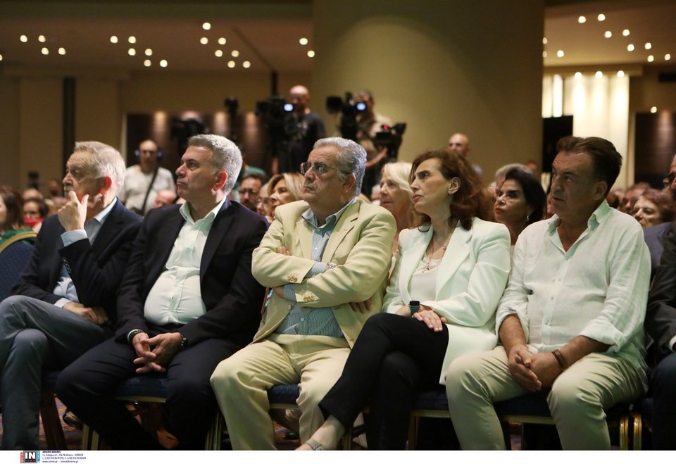 Αριστερά ο νυν βουλευτής του ΠΑΣΟΚ Πάρις Κουκουλόπουλος, στη μέση ο πρώην βουλευτής Λάζαρος Λωτίδης και η πρώην βουλευτής Χαρά Κεφαλίδου / Φωτογραφία: Intimenews -ΜΗΤΣΑΚΟΣ ΔΗΜΗΤΡΗΣ