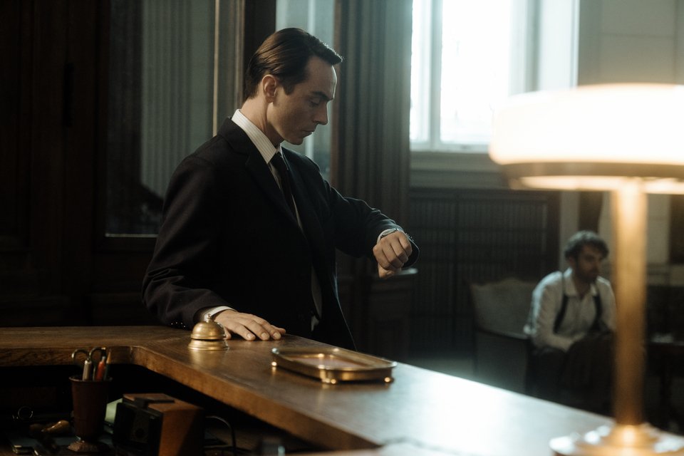 Στην ταινία πρωταγωνιστεί ο David Dawson στον ρόλο του Ανακριτή