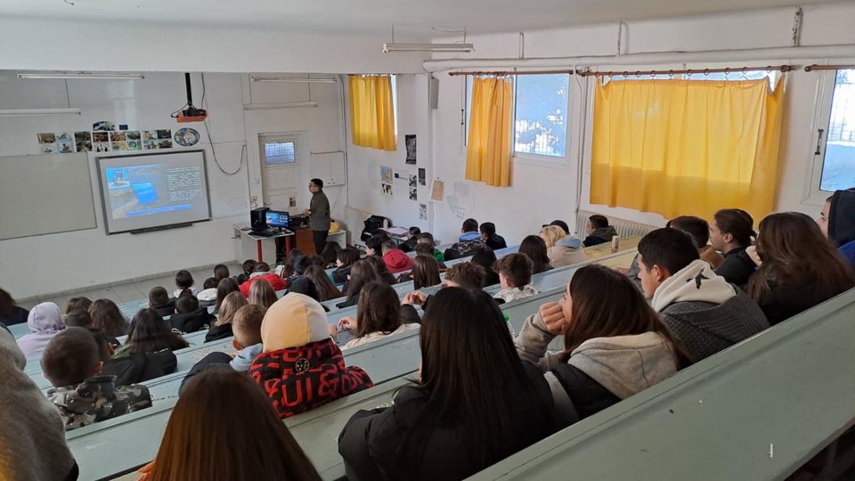 Ο Δ. Πάφρας είναι Ιχθυολόγος και Υποψήφιος Διδάκτωρ στην Θαλάσσια βιολογία και αλιευτική δυναμική στο Πανεπιστήμιο Θεσσαλίας