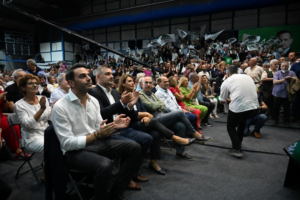 Ο Μανώλης Χριστοδουλάκης στις πρώτες σειρές στην ομιλία Δούκα