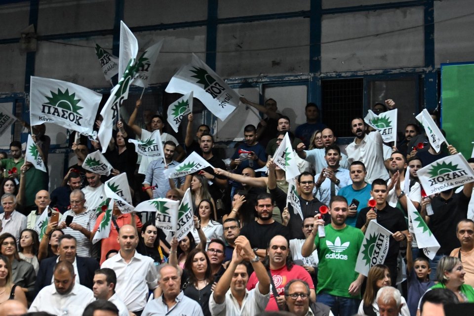 Κόσμος παρακολουθεί την ομιλία Δούκα στον Πανελλήνιο