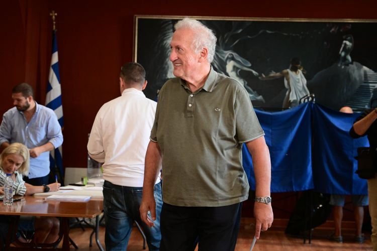 Ο Κώστας Σκανδαλίδης χαρούμενος λίγο πριν την ψήφο / EUROKINISSI