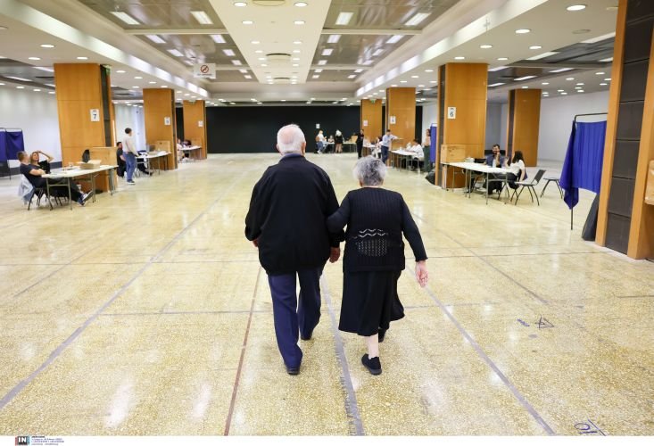 Ζευγάρι ηλικιωμένων ψηφίζει στις εκλογές του ΠΑΣΟΚ / INTIME NEWS