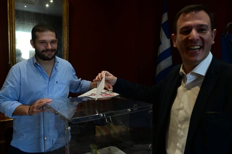 Χαμόγελα πάνω από την κάλπη / EUROKINISSI