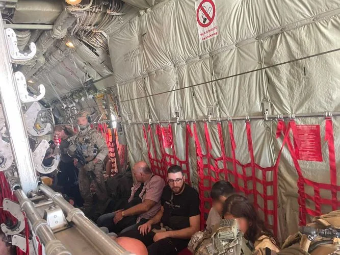 Ελληνες και Κύπριοι μέσα στο C-130