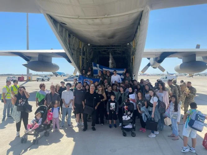 Παιδιά, νέοι και γέροι λίγο πριν επιβιβαστούν στο C-130
