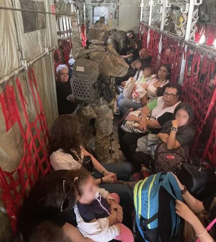 Οι 60 Κύπριοι και Έλληνες μέσα στο C-130