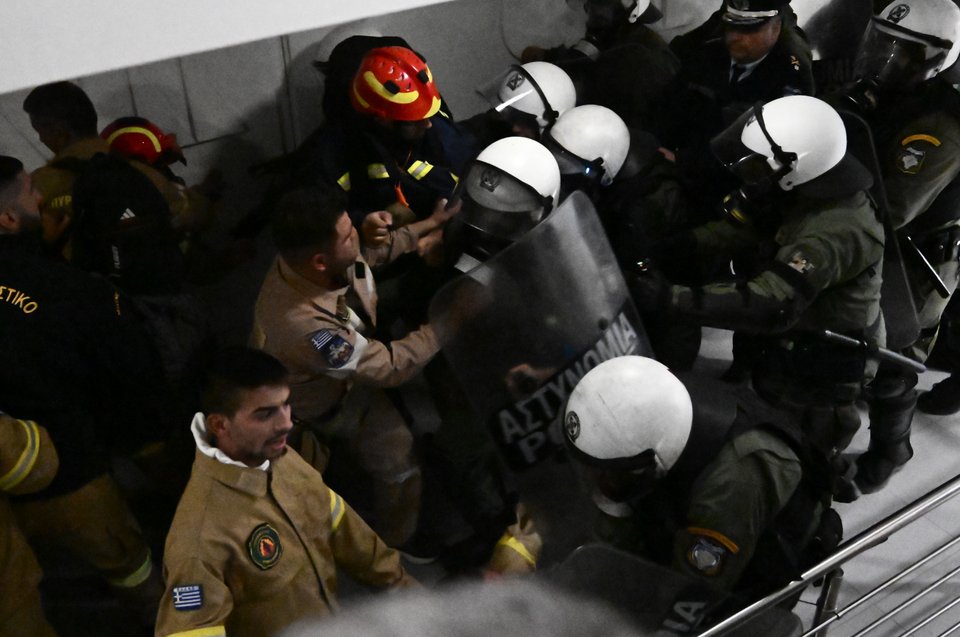 Ένταση ανάμεσα σε εποχικούς πυροσβέστες και δυνάμεις των ΜΑΤ / Φωτογραφία: ΜΙΧΑΛΗΣ ΚΑΡΑΓΙΑΝΝΗΣ/EUROKINISSI