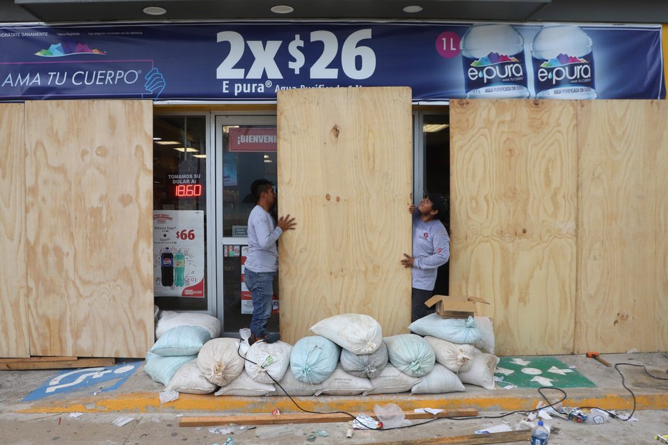 Σφραγίζουν τα καταστήματά τους οι κάτοικοι της περιοχής πριν το πέρασμα του κυκλώνα Milton