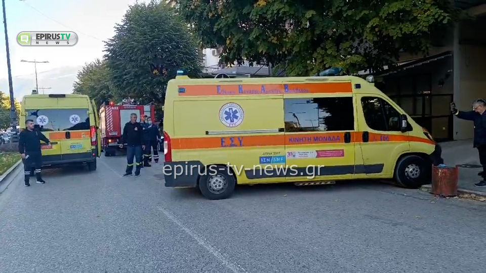 ΕΚΑΒ και πυροσβεστική στην πολυκατοικία που έπιασε φωτιά στα Ιωάννινα
