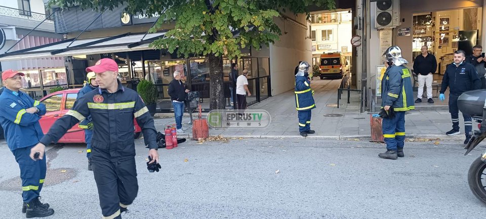 ΕΚΑΒ και πυροσβεστική στην πολυκατοικία που έπιασε φωτιά στα Ιωάννινα