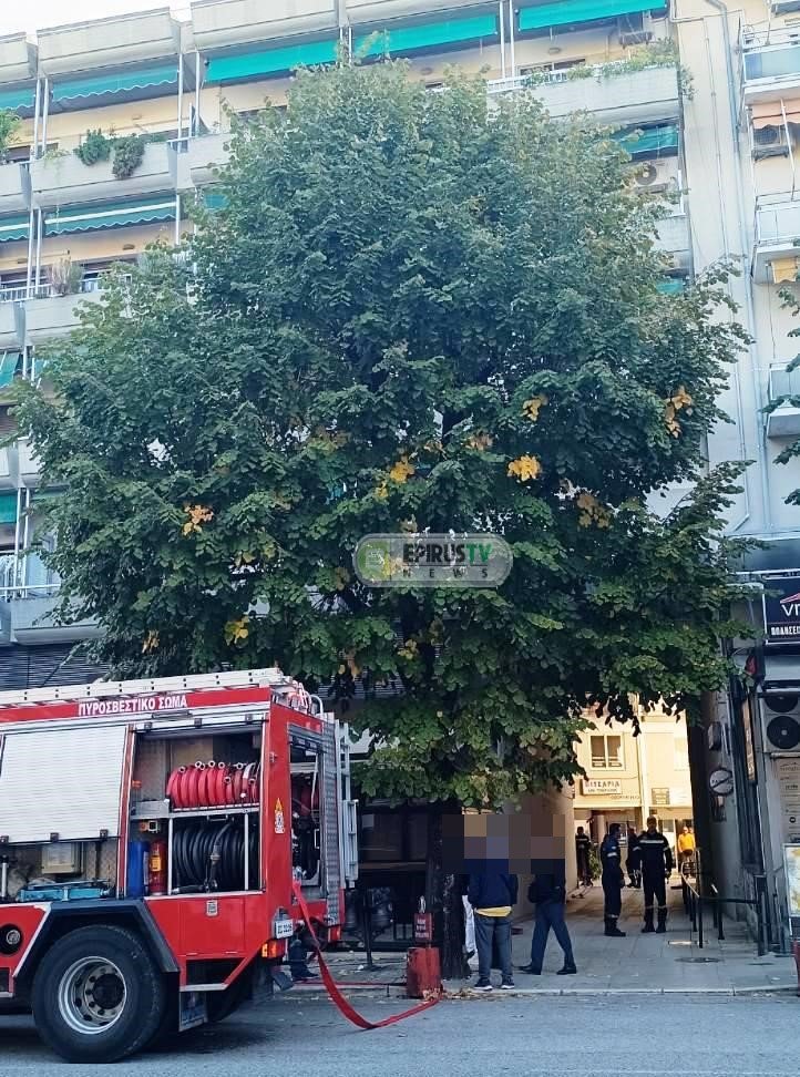 ΕΚΑΒ και πυροσβεστική στην πολυκατοικία που έπιασε φωτιά στα Ιωάννινα