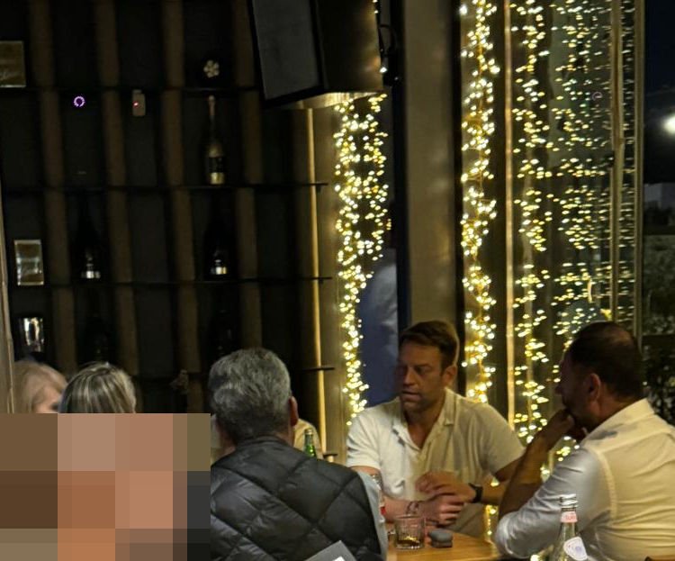 Ο Στέφανος Κασσελάκης με στενούς του συνεργάτες στο Νέο Ψυχικό