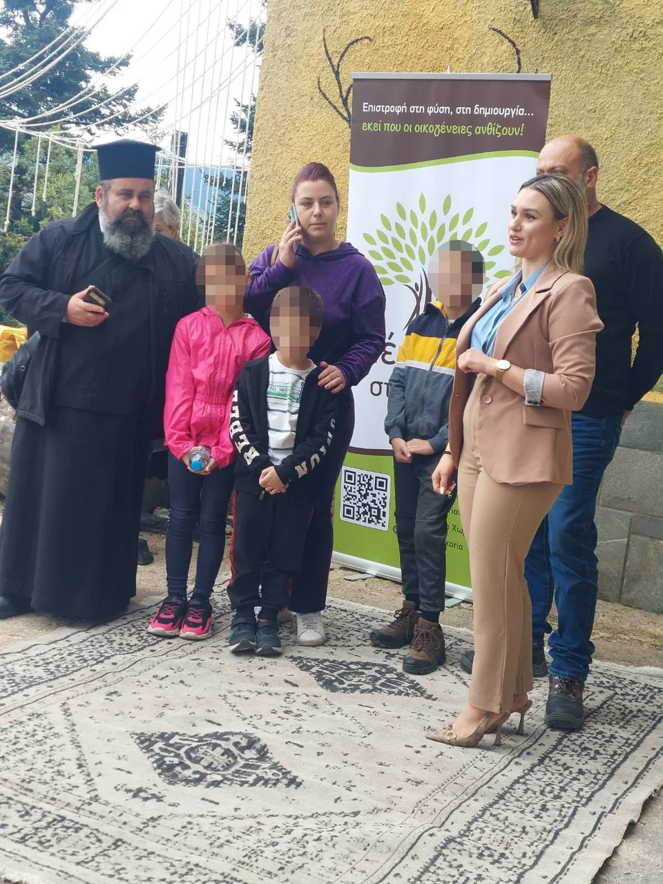 Ο Λουκάς και η Μαρία Τσιμπούρη με τα παιδιά τους, τον ιερέα και την δασκάλα στα Φουρνά Ευρυτανίας