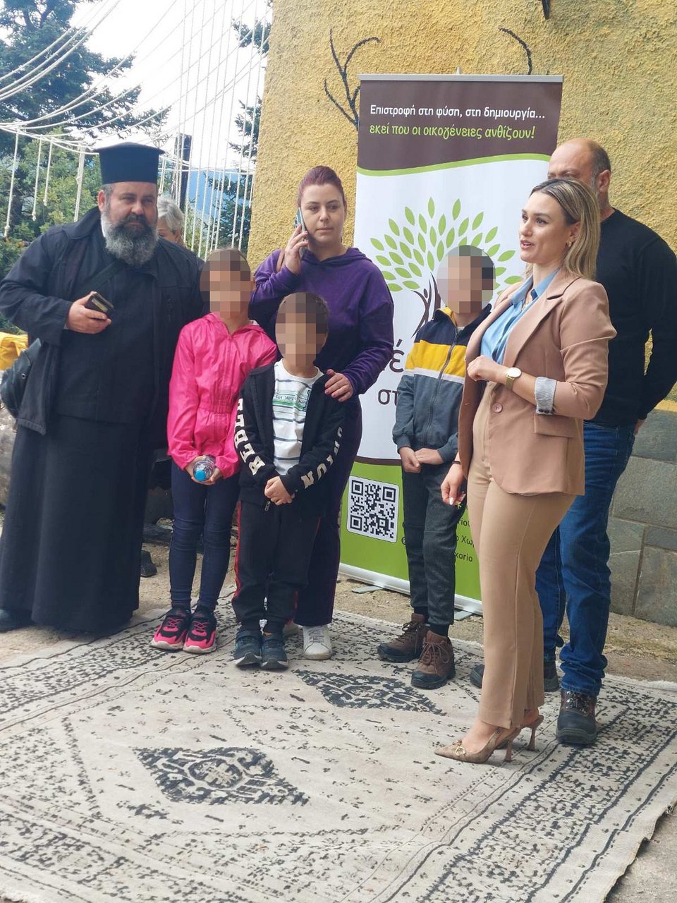 Ο Λουκάς και η Μαρία Τσιμπούρη με τα παιδιά τους, τον ιερέα και την δασκάλα στα Φουρνά Ευρυτανίας 