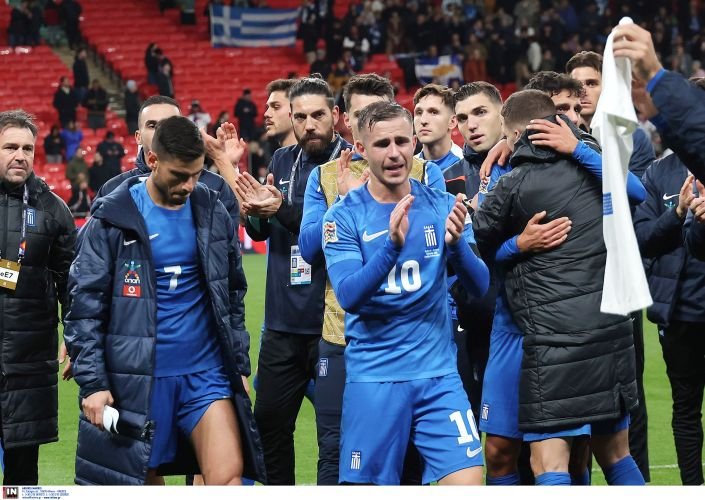 Με δάκρυα στα μάτια οι παίκτες της Εθνικής ομάδας μετά το τέλος του παιχνιδιού / INTIME NEWS