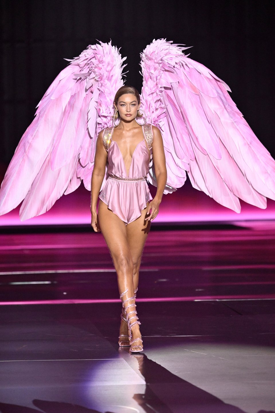 Η Τζίτζι Χαντίντ στην πασαρέλα της Victoria's Secret