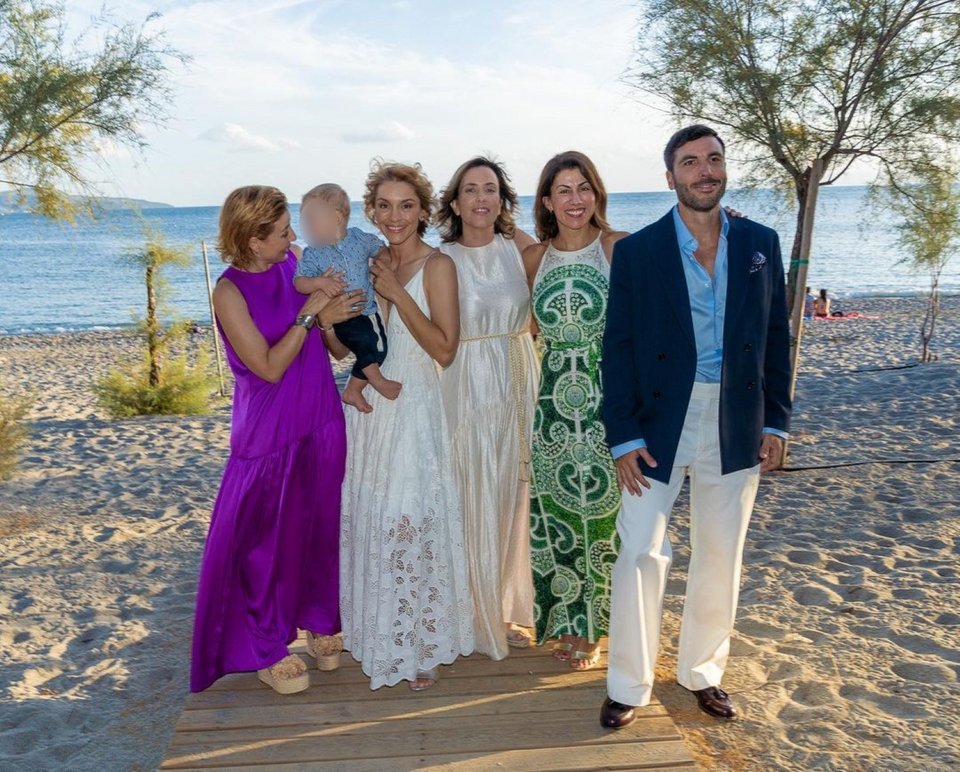 Η Γιούλικα Σκαφιδά πόζαρε χαμογελαστή μαζί με τους κουμπάρους της