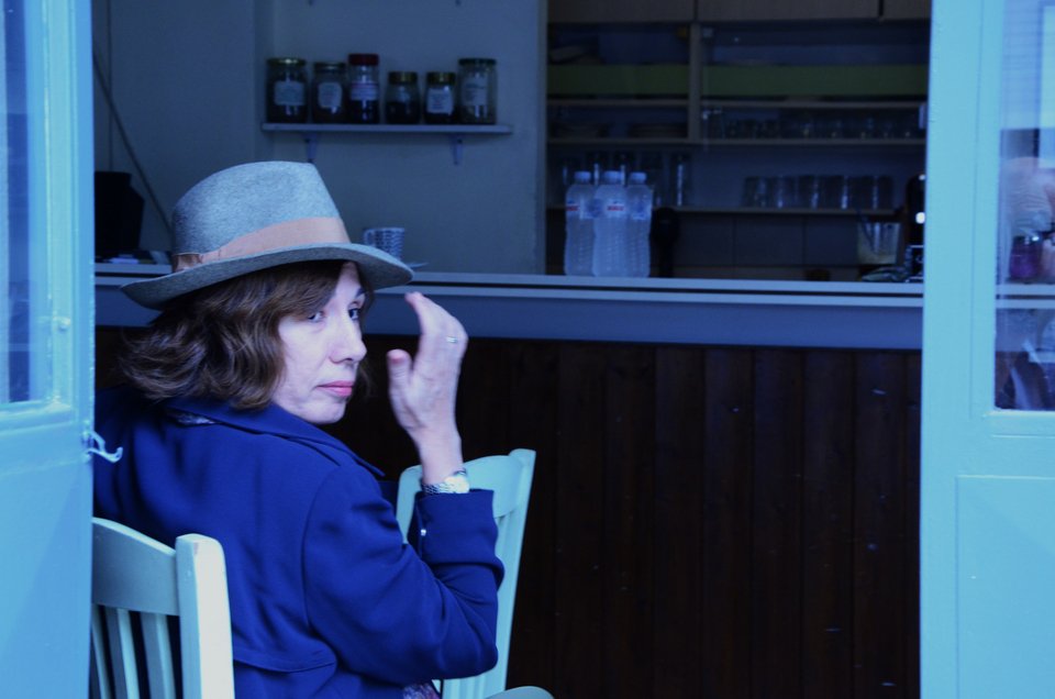 Η «Σκιά της μύγας» ταξιδεύει για να συναντήσει τους κατοίκους της πόλης 