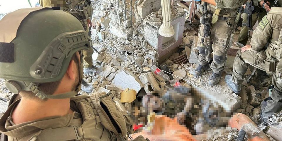 Στρατιώτες των IDF επάνω από το πτώμα του Γιαχία Σινουάρ