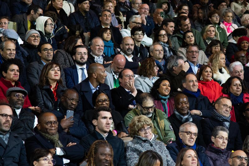 Ο Φρανσουά Ολάντ και ο Ραφαέλ Γκλικσμάν ανάμεσα στο πλήθος για να ακούσουν τον Καρίμ Μπουαμράν να ανακοινώνει το σοσιαλδημοκρατικό κίνημα «Ανθρώπινη και ισχυρή Γαλλία», στις 3/10