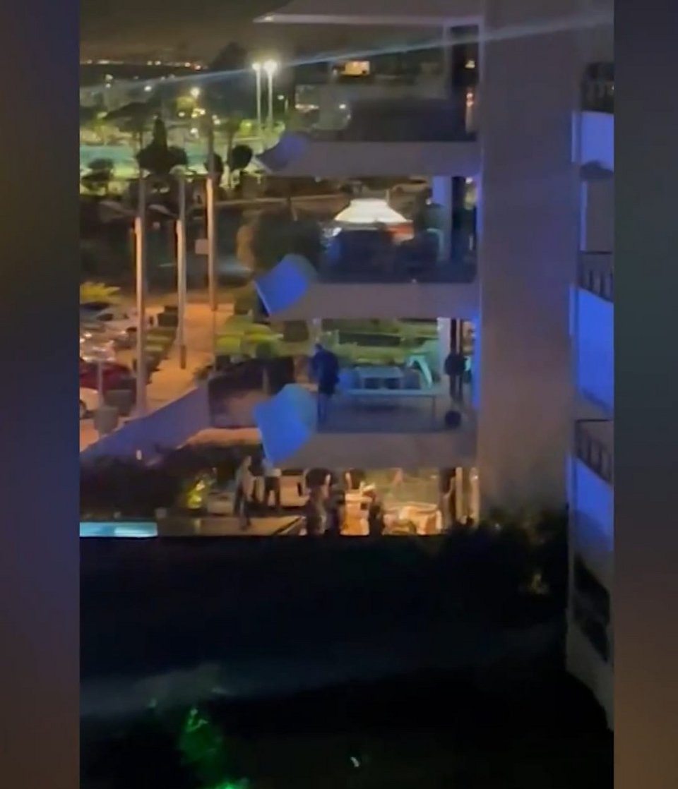 Λήψη από μπαλκόνι που δείχνει την πισίνα όπου εντοπίστηκε νεκρός ο Μπάλντοκ