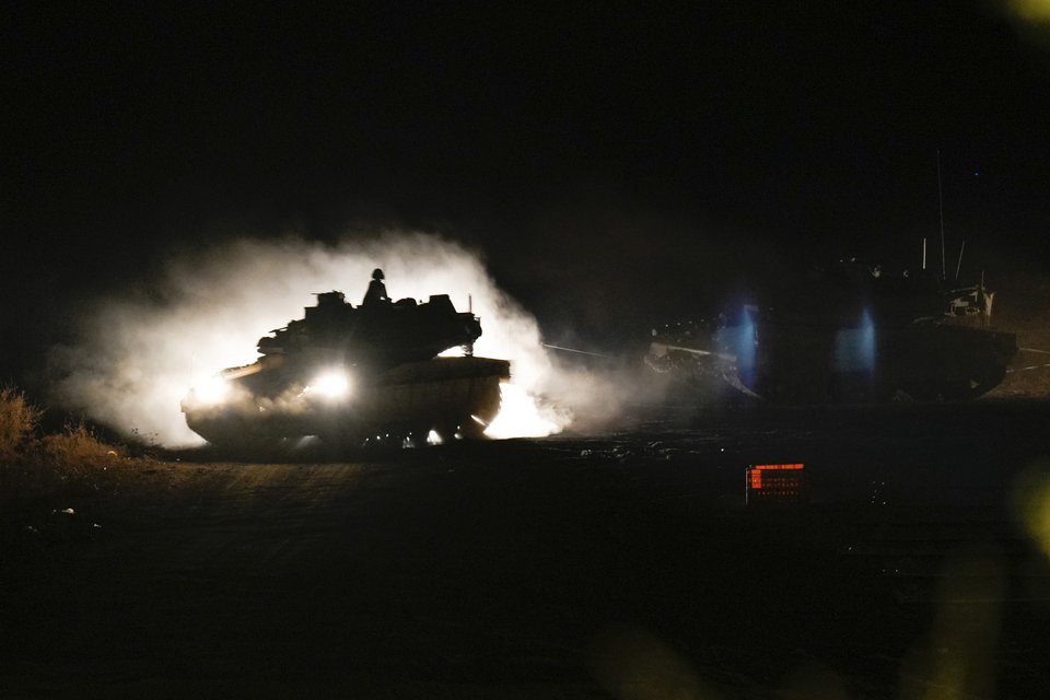 Ισραηλινά τανκς σε θέση μάχης κοντά στα σύνορα Ισραήλ - Λιβάνου / Φωτογραφία: AP