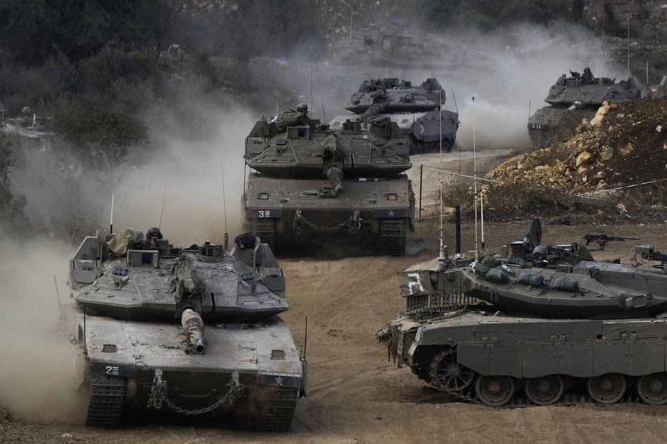 Τα τανκς του ισραηλινού στρατού κάνουν ελιγμούς σε μια περιοχή συγκέντρωσης δυνάμεων στο βόρειο Ισραήλ, κοντά στα σύνορα με τον Λίβανο