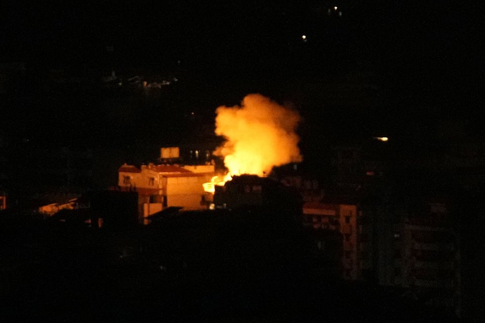 Φλόγες και καπνός αναδύονται από ισραηλινή αεροπορική επιδρομή που έπληξε το νότιο προάστιο της Βηρυτού / ΑΡ
