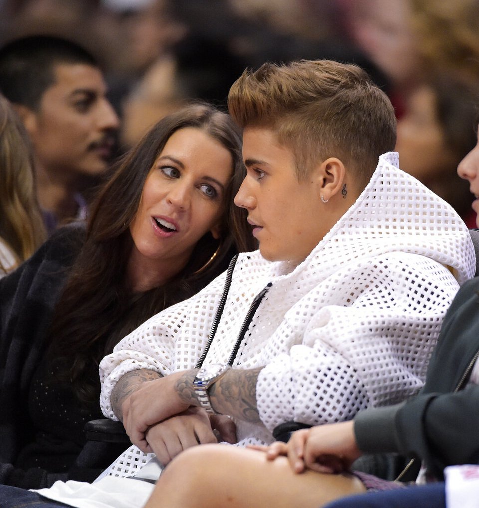 Ο Justin Bieber, παρακολουθεί τους Los Angeles Clippers να παίζουν τους Oklahoma City Thunder με τη μητέρα του Pattie Mallette το 2014