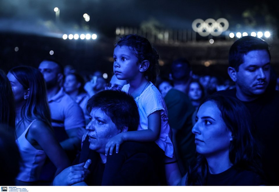 Άνθρωποι όλων των ηλικιών στη συναυλία για τα Τέμπη στο Καλλιμάρμαρο / Φωτογραφία: Intimenews/ΛΙΑΚΟΣ ΓΙΑΝΝΗΣ