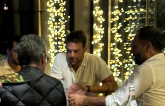 Ο Στέφανος Κασσελάκης με στενούς του συνεργάτες στο Νέο Ψυχικό