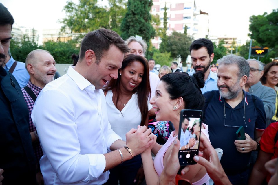 Ο Στέφανος Κασσελάκης χαιρετάει πολίτες στην Νέα Σμύρνη / Φωτογραφία: Eurokinissi- ΚΟΝΤΑΡΙΝΗΣ ΓΙΩΡΓΟΣ