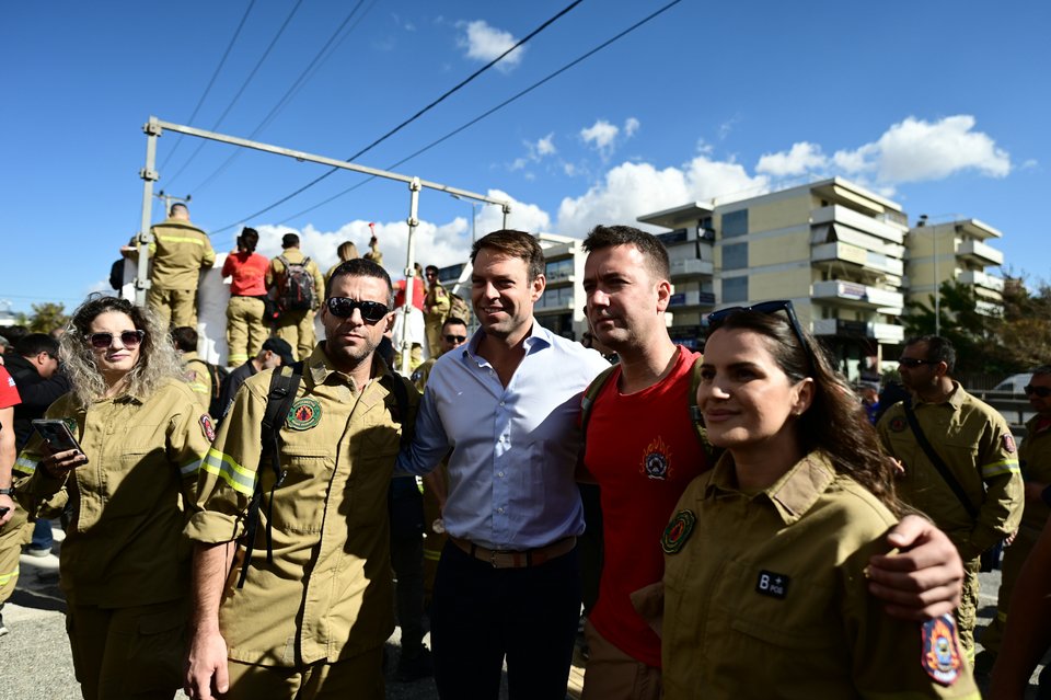 Ο Κασσελάκης στηρίζει τους εποχικούς πυροσβέστες