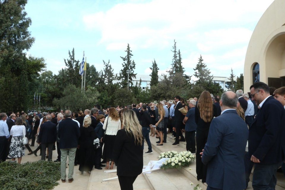 Πλήθος κόσμου στην κηδεία της Αθηνάς Μαρτίνου