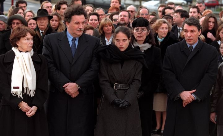 Στην κηδεία του Γάλλου προέδρου. Από αριστερά, η σύζυγός του Ντανιέλ Μιτεράν, ο γιος του Ζαν Κριστόφ, η Μαζαρίν και πίσω ακριβώς η μητέρα της, Αν Πινζό. Δεξιά στη φωτογραφία ο άλλος γιος του Φρανσουά Μιτεράν, Ζιλμπέρ.