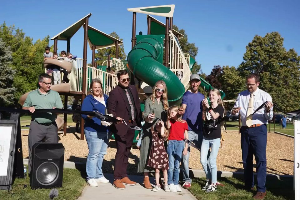 Η κοπή της κορδέλας για τη νέα παιδική χαρά στο Κλίαρφιλντ της Γιούτα 