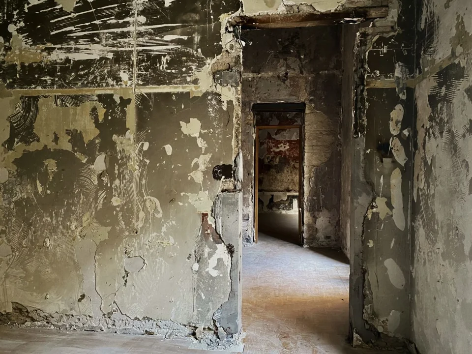 Οι μεγάλες αίθουσες, τα μικρότερα δωμάτια, οι διάδρομοι και τα διάφορα περάσματα συγκροτούν μια συνειδησιακή ροή και μια συναισθηματική διαδρομή