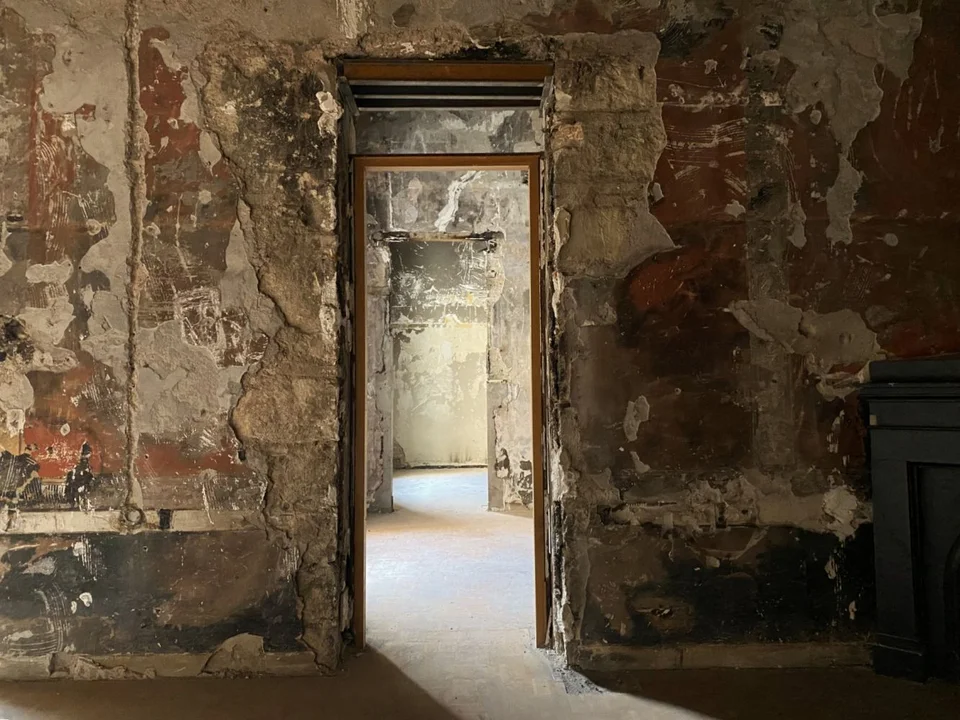 Αυτή η έκθεση φιλοδοξεί να προσφέρει μια εμπειρία πλήρους εμβύθισης, ενθαρρύνοντας κάθε επισκέπτη να μπει σε διαδικασία ενδοσκόπησης