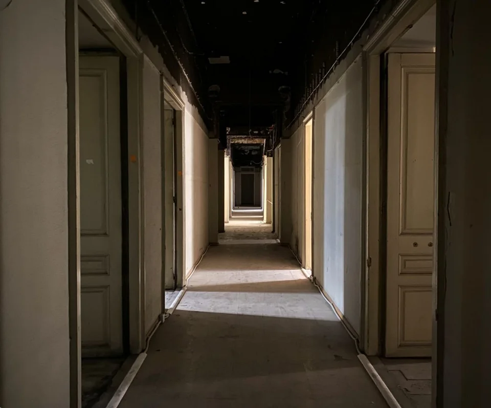 H έκθεση σύγχρονης τέχνης με τίτλο wanderlust (φιλαποδημία) / all passports σε επιμέλεια Κώστα Πράπογλου θα πραγματοποιηθεί σε πολυάριθμους χώρους του εμβληματικού μεγάρου Σλήμαν