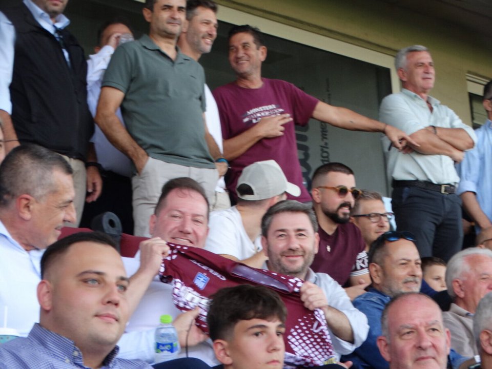 Στο γήπεδο AEL FC Arena ο Νίκος Ανδρουλάκης για να παρακολουθήσει το παιχνίδι Λάρισα-Ηρακλής / larissanet.gr