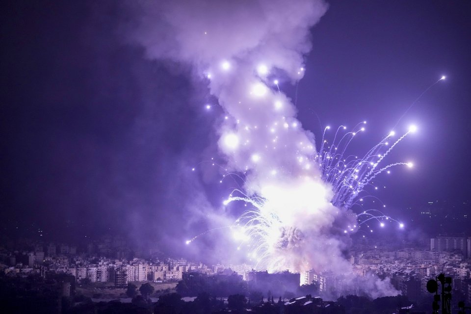 Φλόγες και καπνός αναδύονται από ισραηλινή αεροπορική επιδρομή στη Νταχιγιέ, στη Βηρυτό του Λιβάνου τη Δευτέρα, 7 Οκτωβρίου 2024 / Φωτογραφία: AP/Bilal Hussein