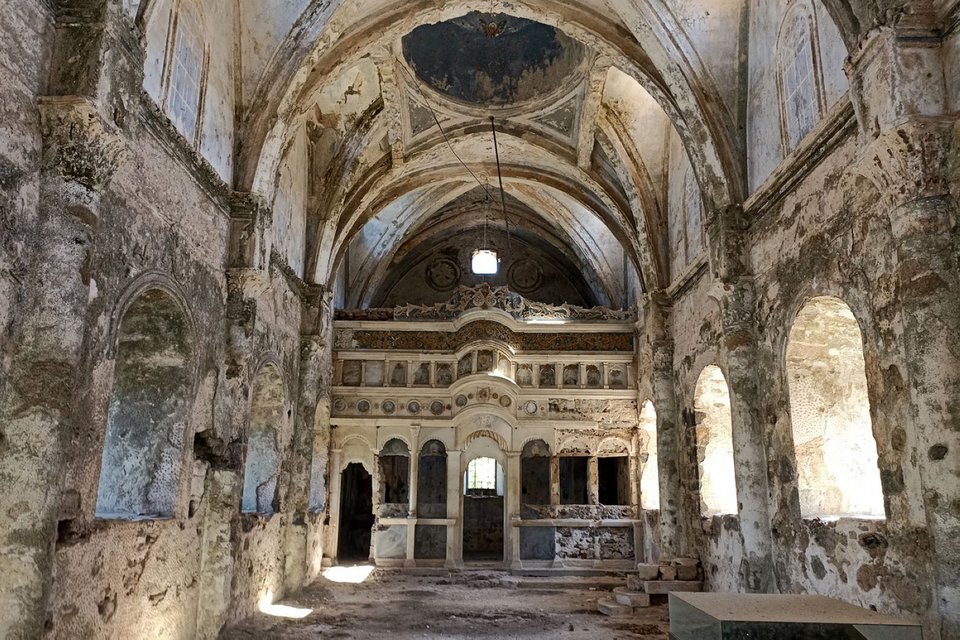Μια μονόριχτη βασιλική του πρώτου μισού του 19ου αιώνα, με φανερή την επιρροή από τα αρχιτεκτονήματα των Ιωαννιτών ιπποτών στην αντικρινή Ρόδο