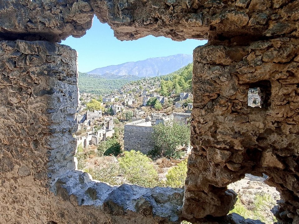 Σαν οι κάτοικοι του χωριού, κάπου 6.000 Ρωμιοί φύγαν κυνηγημένοι, από το 1914 μέχρι το 1922, το χωριό τους δεν ξανακατοικήθηκε