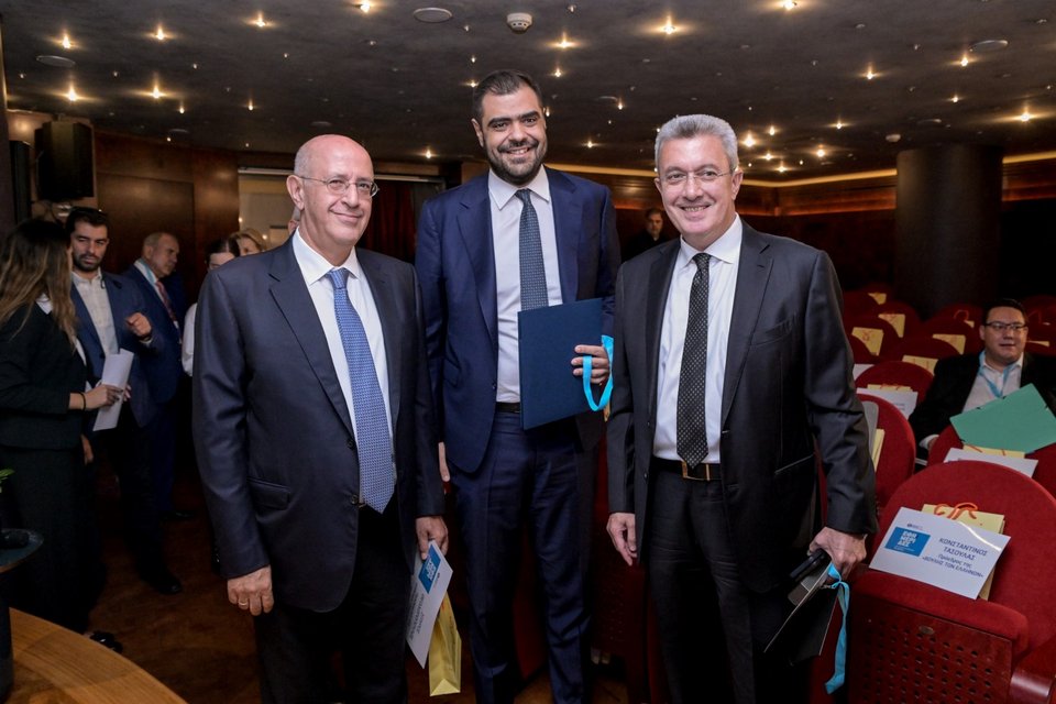 Από αριστερά: Ο πρόεδρος του ΣΕΒ Σπύρος Θεοδωρόπουλος, ο κυβερνητικός εκπρόσωπος Παύλος Μαρινάκης και ο πρόεδρος της ΕΙΗΕΑ Νίκος Χατζηνικολάου