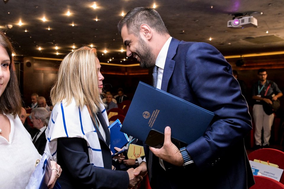 Ο υφυπουργός παρά τω Πρωθυπουργώ Παύλος Μαρινάκης με την πρόεδρο της ΕΣΗΕΑ Μαρία Αντωνιάδου