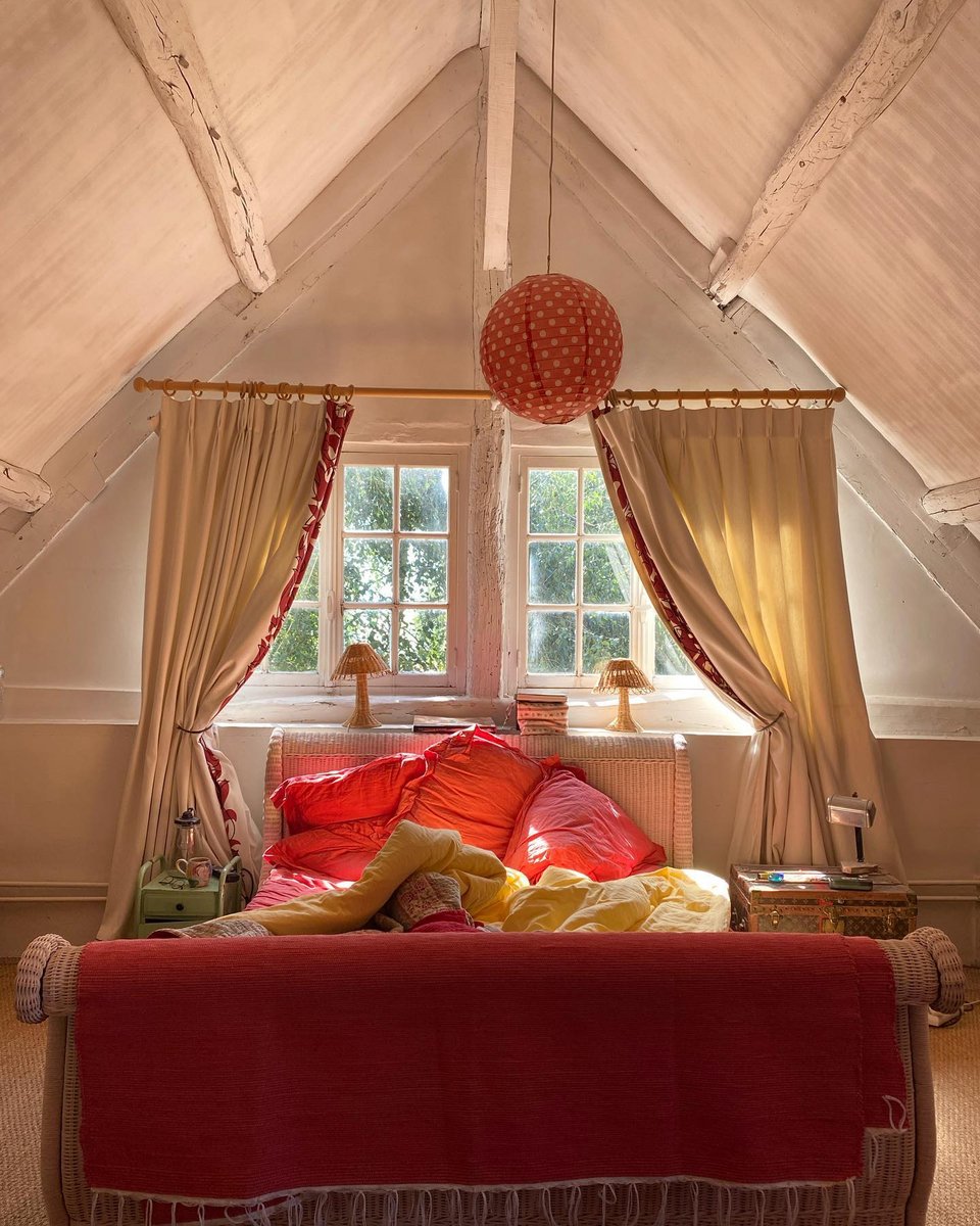 Ευεξία στο πρωινό φως, σε μια ονειρεμένη vintage κρεβατοκάμαρα / Φωτογραφία: marinmontagut/Instagram