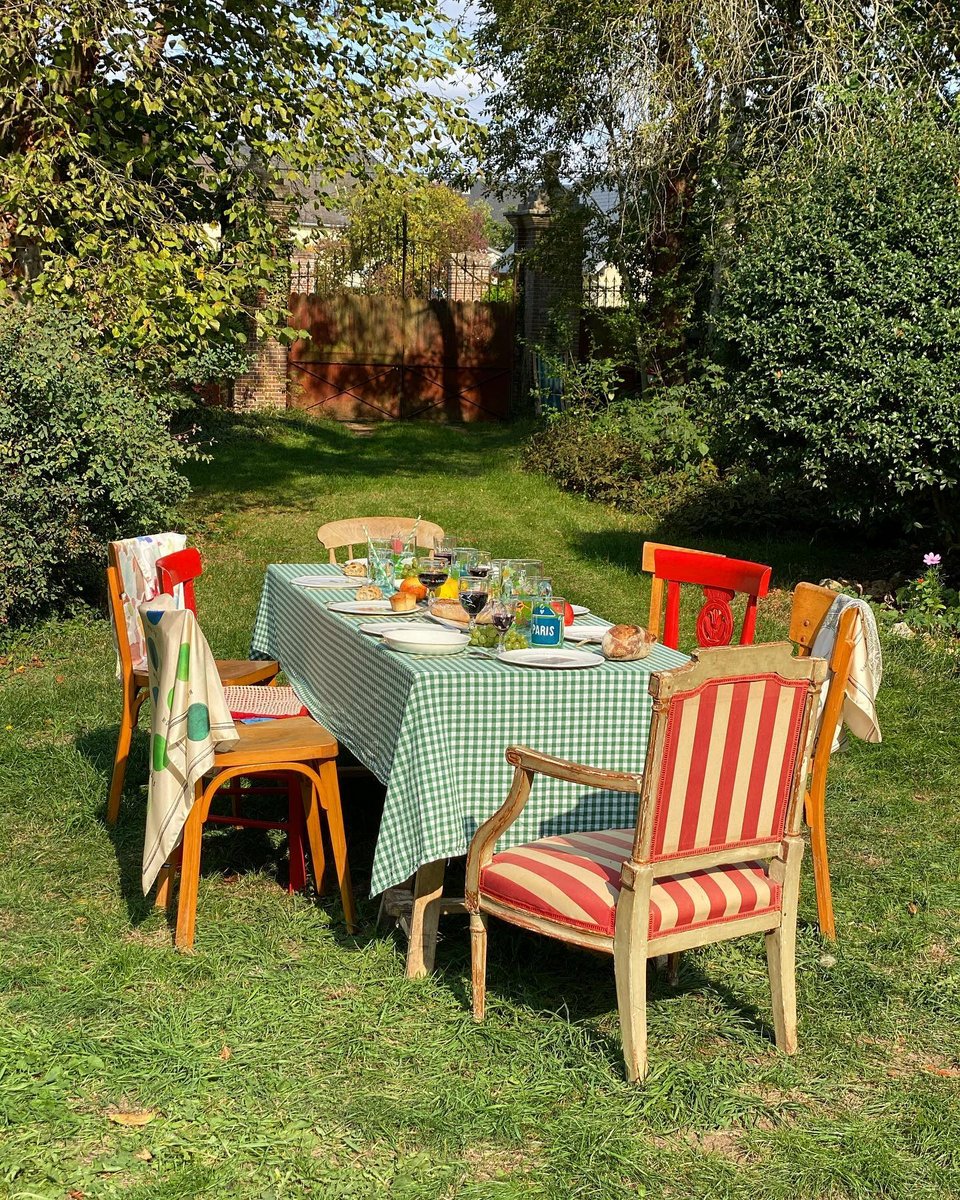 Το τραπέζι του Marin Montagut είναι στρωμένο πάντα με vintage θησαυρούς / Φωτογραφία: marinmontagut/Instagram