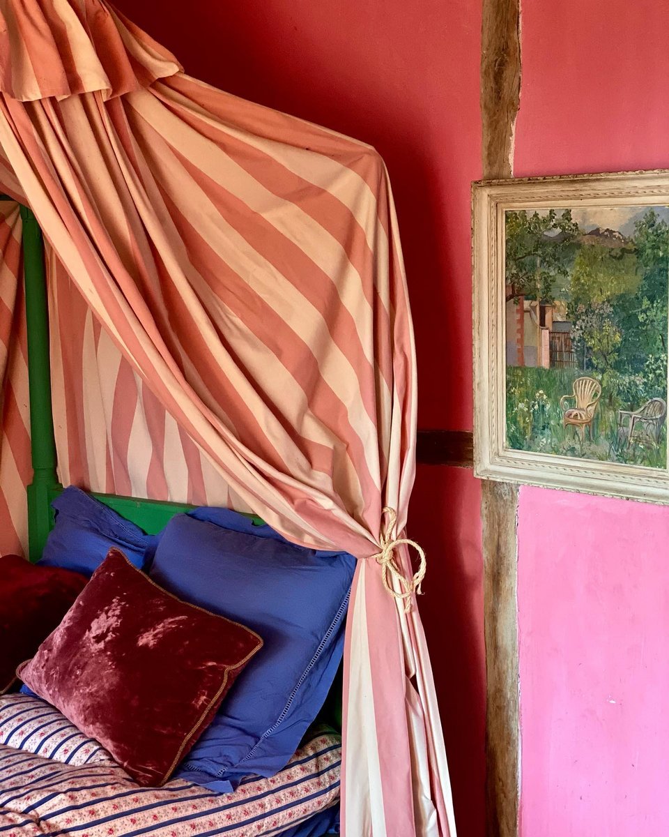 Μια γωνιά χαλάρωσης σε ένα daybed με ουρανό / Φωτογραφία: marinmontagut/Instagram