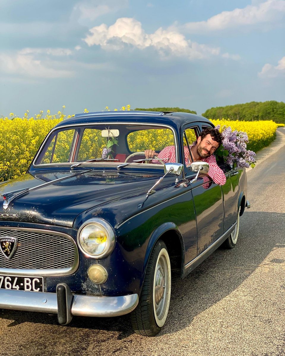 Ο Marin Montagut λατρεύει τα vintage πράγματα: από αυτοκίνητα μέχρι πορσελάνες και ρούχα / Φωτογραφία: marinmontagut/Instagram